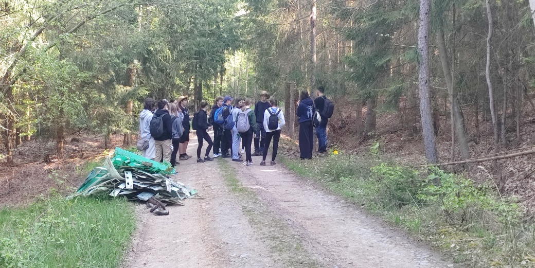 Studenti Gymnázia Vlašim uklízeli Blaník