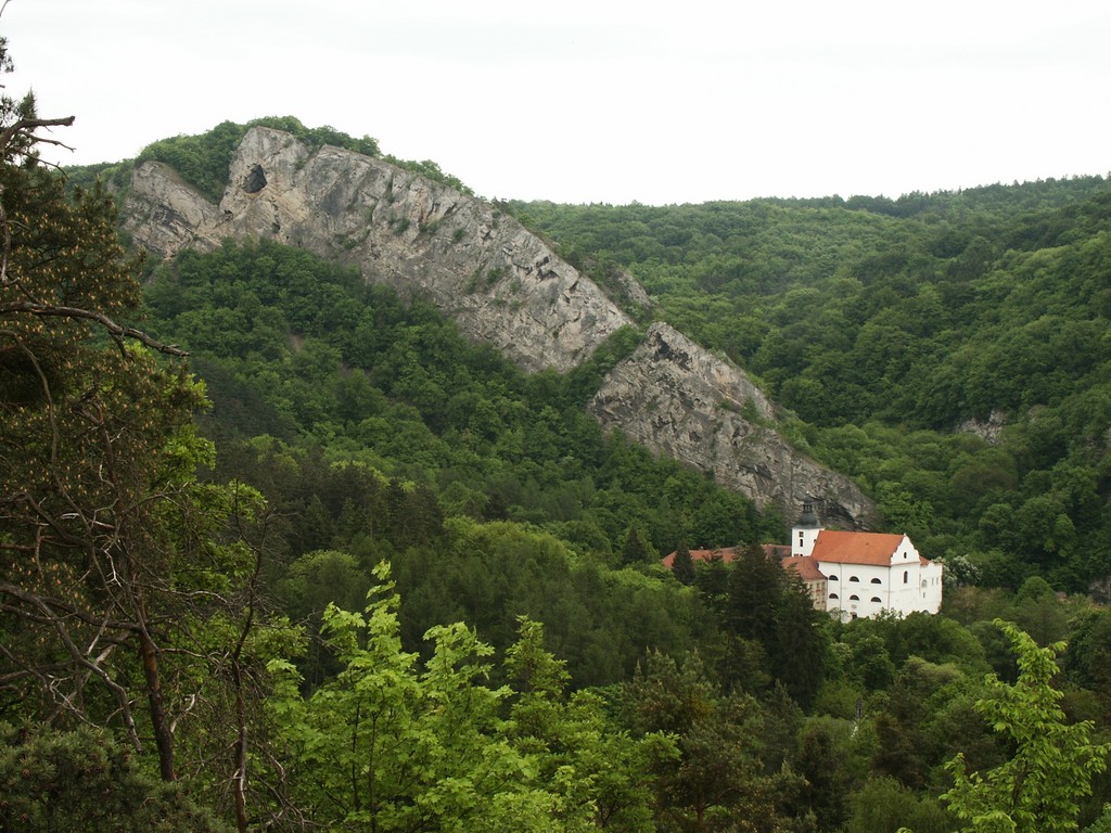 Skála a klášter ve Svatém Janu pod Skalou.