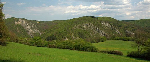 Členité území severně od Berounky mezi Berounem.